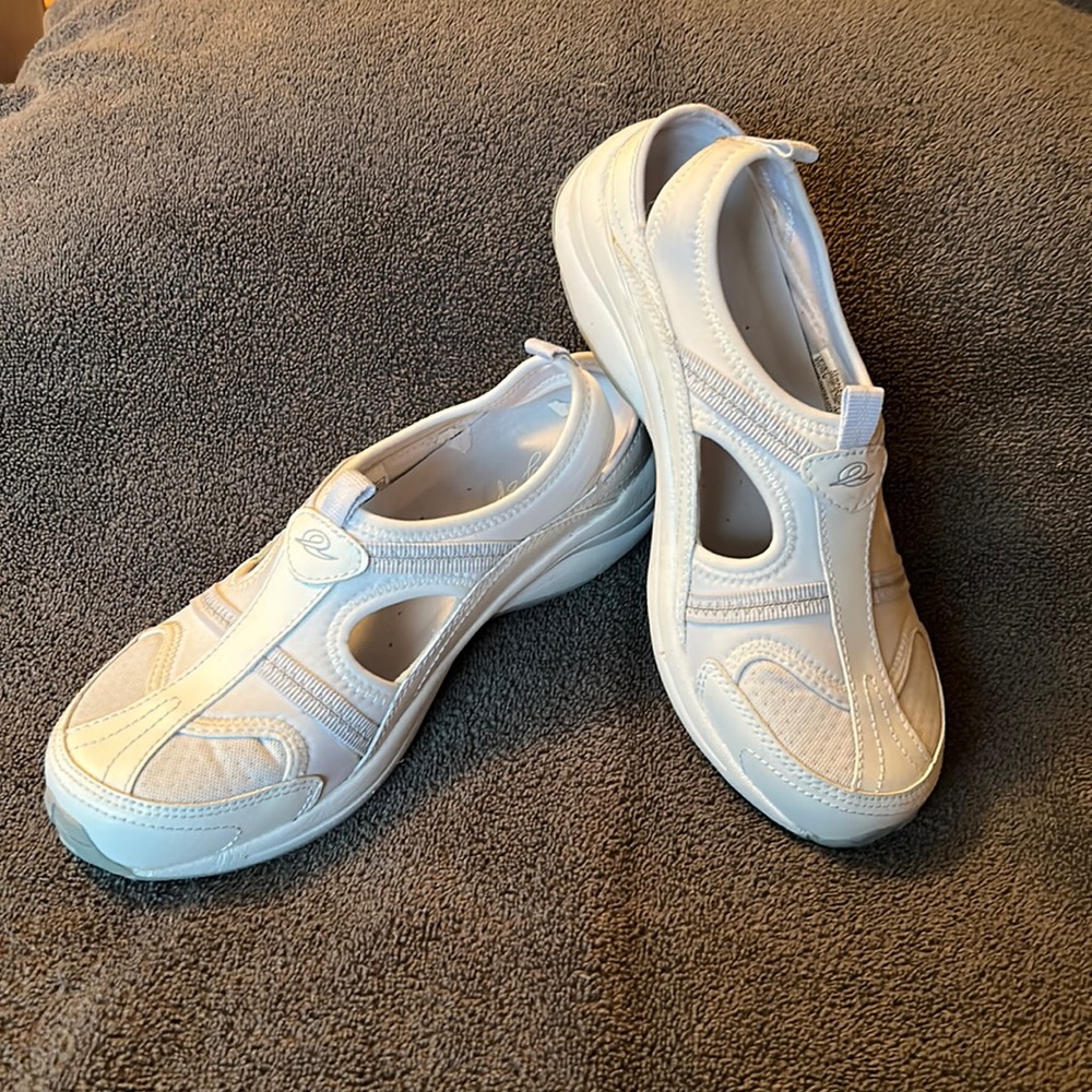 Easy Spirit Walk 4 Ever Sling. Size 8.5. White